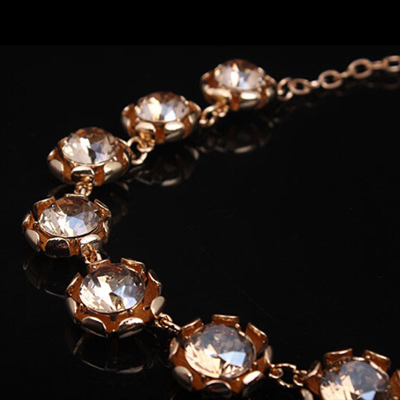 Neue Luxus Kristall Halskette  – Women Accessories Dubai Bewertung und Preis